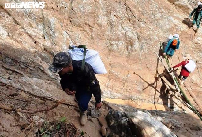 Quảng Nam: Dân quân gùi hàng, vượt núi hiểm trở cứu trợ dân bị cô lập sau bão - 5