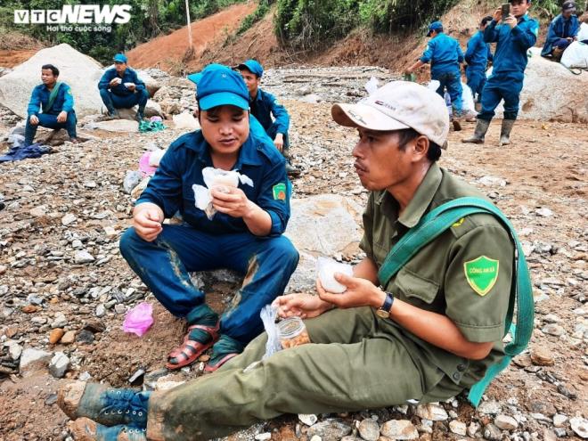 Quảng Nam: Dân quân gùi hàng, vượt núi hiểm trở cứu trợ dân bị cô lập sau bão - 8