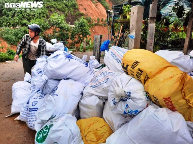 Quảng Nam: Dân quân gùi hàng, vượt núi hiểm trở cứu trợ dân bị cô lập sau bão - 9