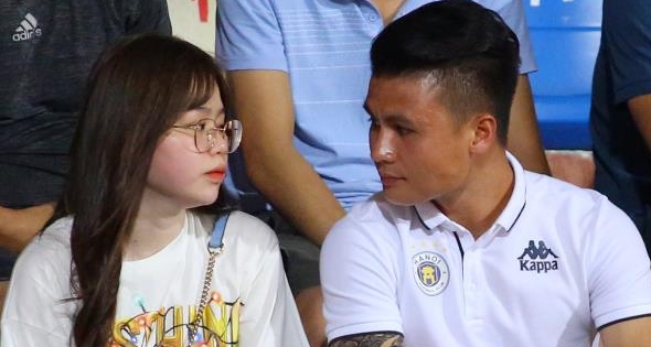 Quang Hải-Huỳnh Anh: Vừa dắt tay nhau qua bê bối lại dính nghi vấn 