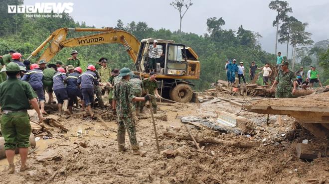 Lo sạt lở đe dọa, dân Trà Leng được sơ tán trước bão số 10 - 2