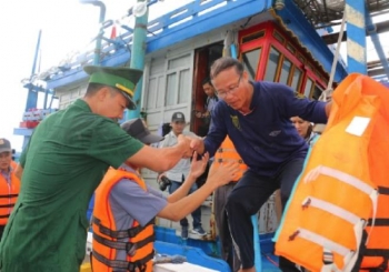 20 ngư dân mất tích ở Bình Định: Đưa 6 người vào bờ an toàn