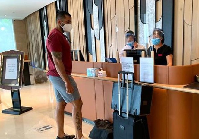 Hà Nội: Hai nhân viên khách sạn Mường Thanh thành F1 do nghe hộ điện thoại, đổi tiền cho bệnh nhân Covid-19 ảnh 1