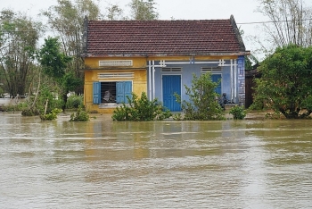 Hàng trăm nhà dân bị lũ chia cắt