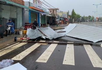 Hai người chết sau bão Etau