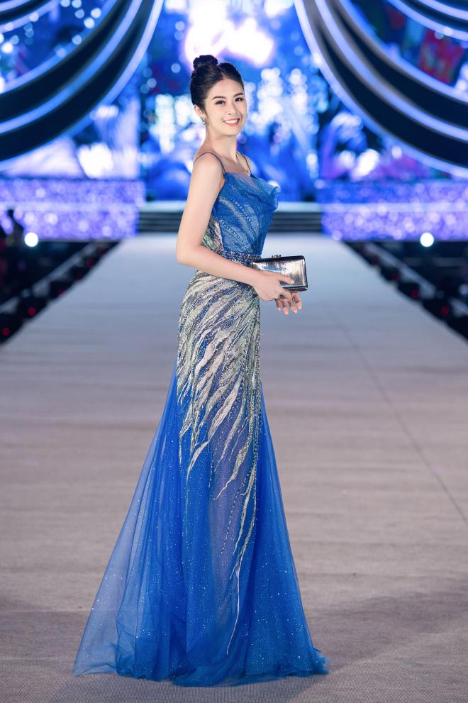 Hoa hậu Tiểu Vy cùng dàn mỹ nhân khoe sắc trên thảm đỏ Người đẹp Biển - Du lịch - 8