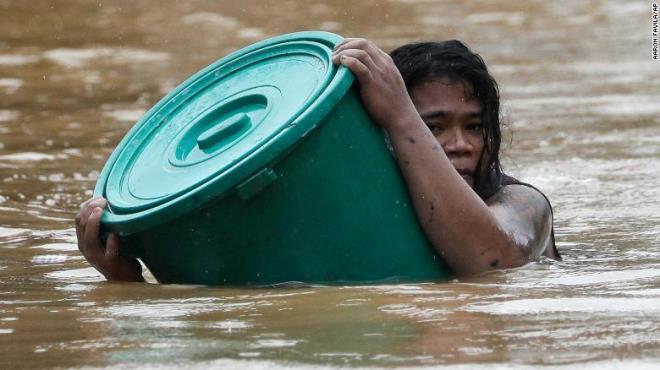 'Cuồng phong' Vamco càn quét Philippines, người chết tiếp tục tăng - 1