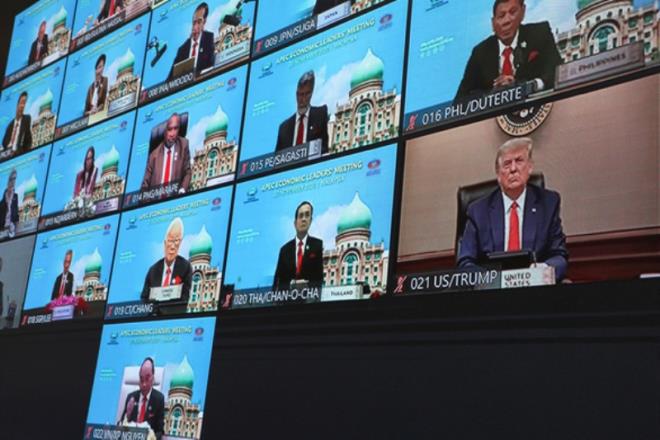 Ông Trump gây bất ngờ khi xuất hiện ở APEC - 1