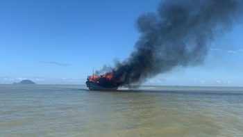 Tàu khách chở 18 người bốc cháy dữ dội giữa biển Cửa Đại