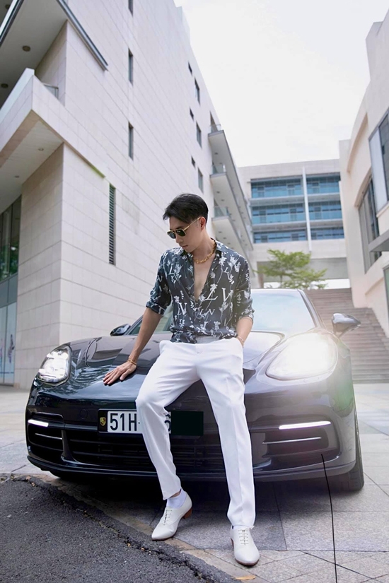 Cuộc sống sang chảnh của hot boy lừa 57 tỷ đồng