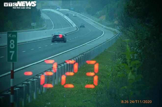 Bị phạt 11 triệu đồng, tài xế xe con chạy tốc độ 223km/h nói 'do đường đẹp quá' - 1