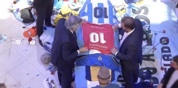 Tổng thống Argentina rưng rưng nước mắt, xếp áo tiễn đưa Maradona