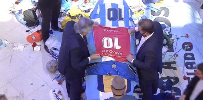 Tổng thống Argentina rưng rưng nước mắt, xếp áo tiễn đưa Maradona - 1