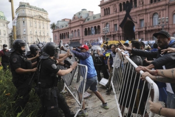 Bạo loạn xảy ra ở đám tang huyền thoại Diego Maradona