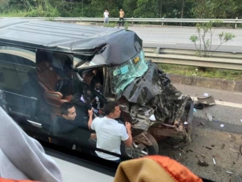 Xe Limousine đâm xe đầu kéo trên cao tốc Nội Bài - Lào Cai, 8 người bị thương