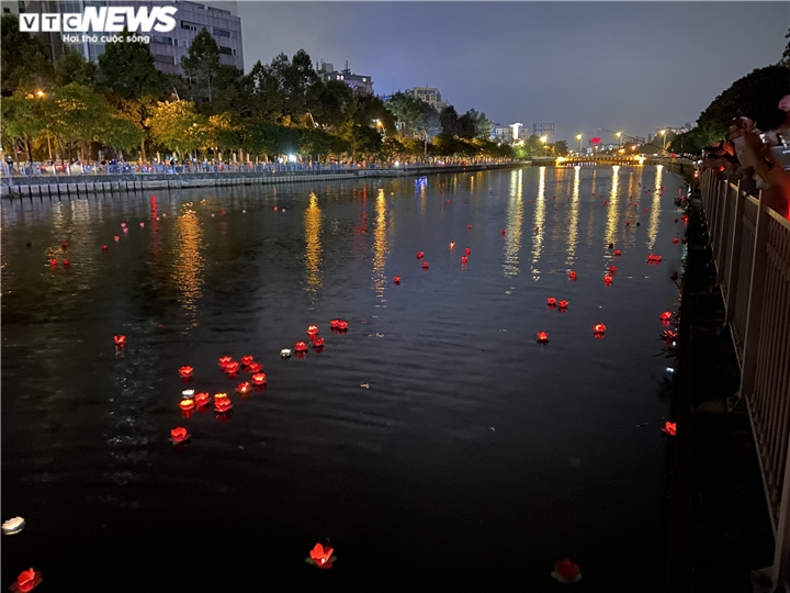 TRỰC TIẾP: Tưởng niệm đồng bào tử vong, cán bộ, chiến sĩ hy sinh vì COVID 19