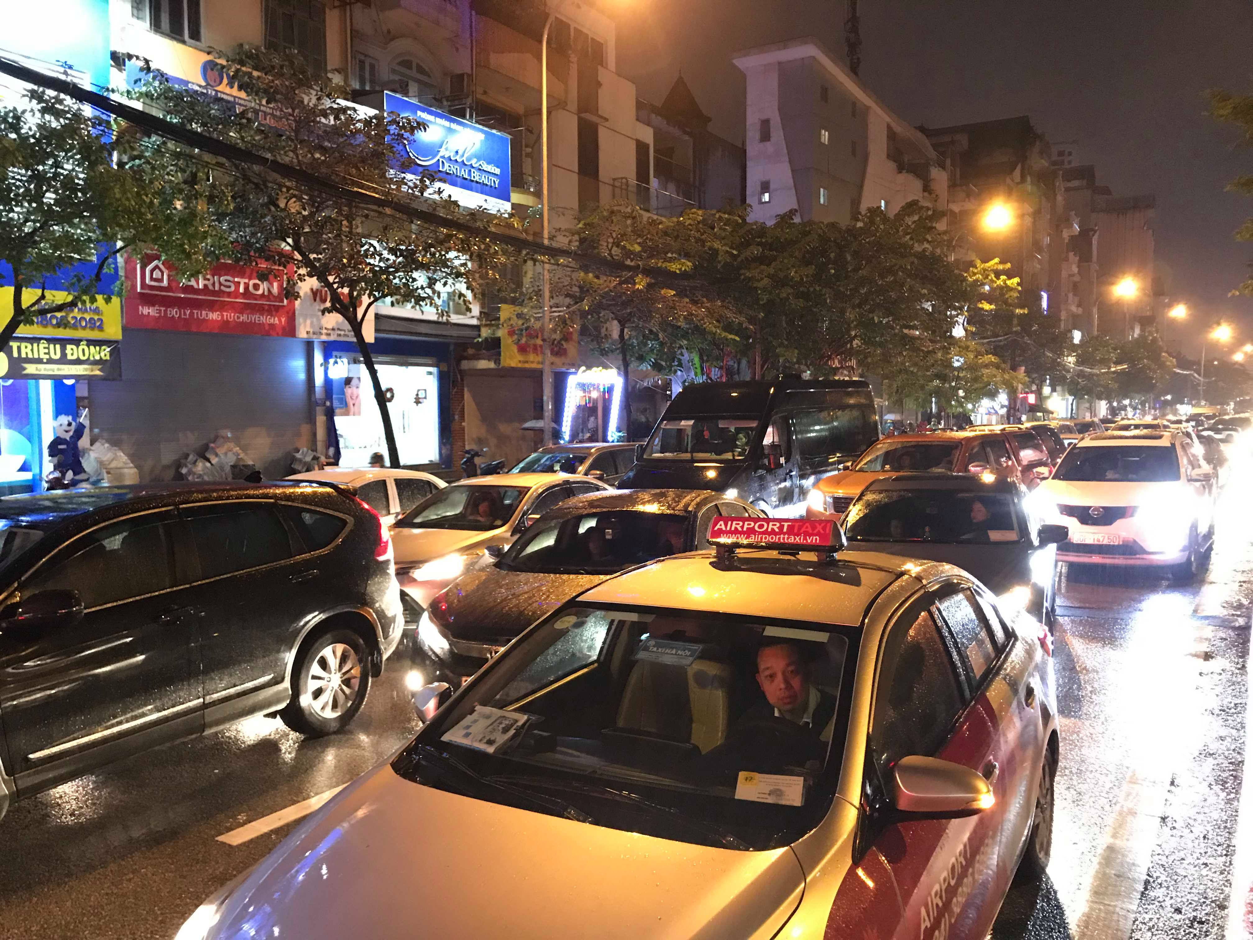 ha noi tac duong khung khiep nguoi dan chon chan duoi mua ret