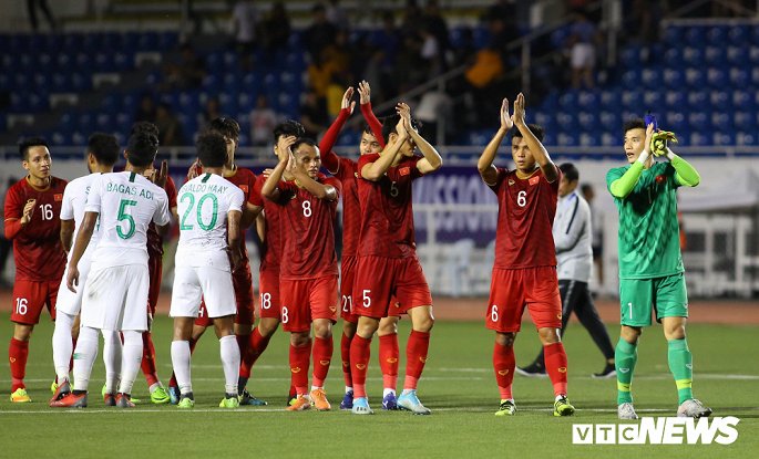 thang u22 indonesia u22 viet nam di quanh san cam on co dong vien