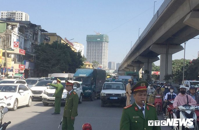 xe tai va cham xe may tren pho ha noi 2 nguoi chet tai cho