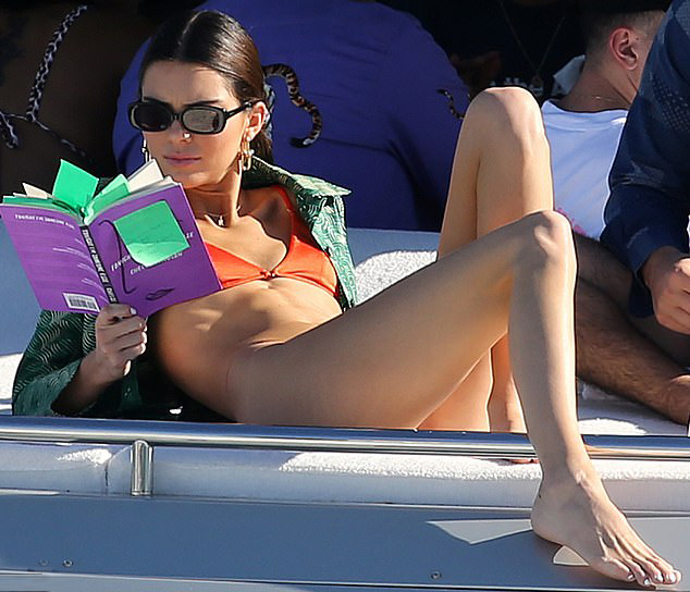 kendall jenner mac bikini nho xiu tren bien