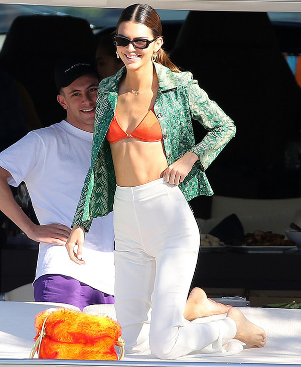 kendall jenner mac bikini nho xiu tren bien