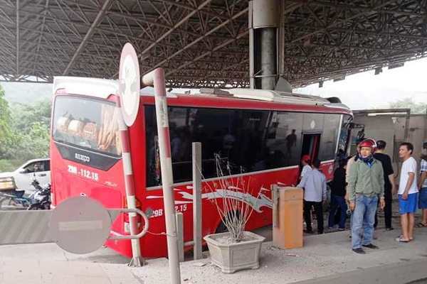 xe khach dam nat cabin tram thu phi o thanh hoa 5 nguoi bi thuong