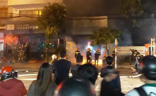 Cháy cơ sở kinh doanh thiết bị y tế trong đêm, khói độc bao trùm nhà dân - 1