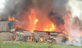 Cả chục xưởng gỗ ở Thạch Thất, Hà Nội đang cháy ngùn ngụt
