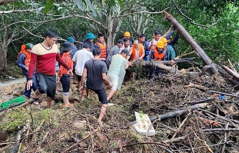 Ba cha con tử vong vì bị lũ cuốn