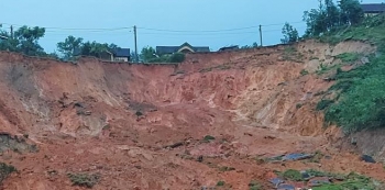 Quảng Ngãi: Sạt lở núi kinh hoàng, mặt đường đứt gãy, dân di dời khẩn cấp