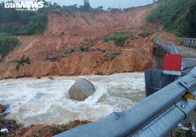 Quảng Ngãi: Sạt lở núi kinh hoàng, mặt đường đứt gãy, dân di dời khẩn cấp - 2