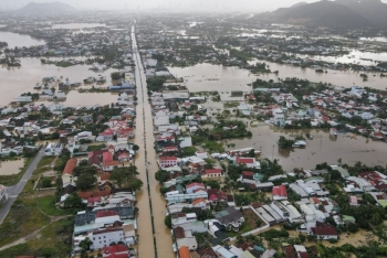 Nhiều nơi ở Nha Trang ngập trong mưa lũ