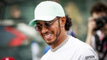 Siêu sao F1 Lewis Hamilton mắc COVID-19