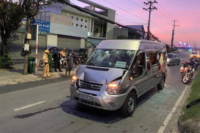 Nhóm côn đồ chặn ô tô 16 chỗ ở An Giang, đánh nhiều người bị thương nặng - 1