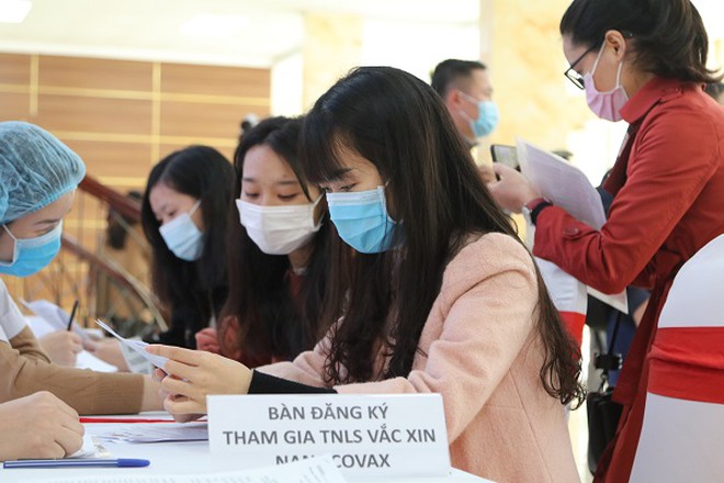 Xếp hàng đăng ký tiêm thử nghiệm vaccine Covid-19 của Việt Nam, giá khoảng 120.000 đồng/ liều ảnh 2