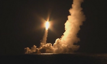 Tàu ngầm Nga phóng loạt 4 tên lửa đạn đạo hạng nặng