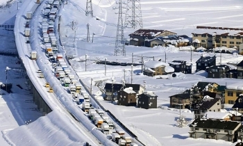 Hàng nghìn người Nhật kẹt xe suốt đêm bão tuyết