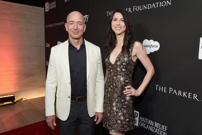 Bà MacKenzie và Jeff Bezos thời còn mặn nồng. Ảnh: NYT.