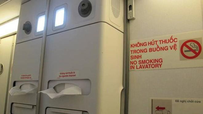 Hút thuốc lá trên máy bay rồi không chịu nộp phạt, khách bị cấm bay 9 tháng ảnh 1