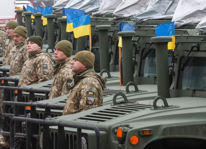 Giữa lúc căng thẳng với Nga, Ukraine khoe vũ khí Mỹ - 1