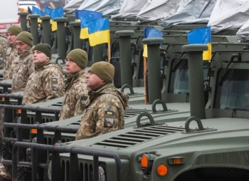 Giữa lúc căng thẳng với Nga, Ukraine khoe vũ khí Mỹ