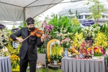Bên mộ nhạc sĩ Phú Quang, Bùi Công Duy chơi violin bản "Em ơi Hà Nội phố"