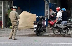 nguoi dan ong chet guc tai diem cho xe buyt tren pho ha noi