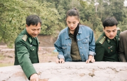 ngo ngang dua buoi len doi hut khach dip tet