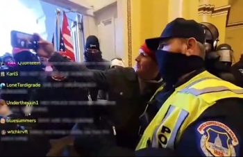 Cảnh sát bị tố chỉ huy người biểu tình chiếm Đồi Capitol