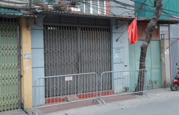 Dựng rào chắn, phong toả nhà của nam bệnh nhân dương tính SARS-CoV-2 ở Hà Nội
