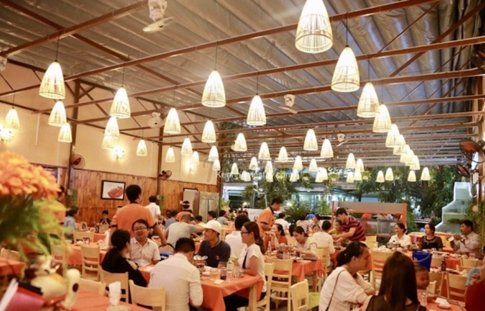 Hà Nội: Một quận "vùng cam" cho phép bán hàng ăn uống tại chỗ