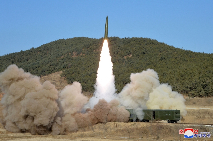 Triều Tiên tiếp tục phóng tên lửa đạn đạo, gia tăng sức ép lên Mỹ - 1