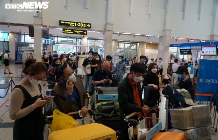 Ảnh: Người dân ùn ùn rời TP.HCM về quê ăn Tết, sân bay Tân Sơn Nhất đông nghịt