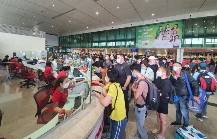Vì sao sân bay Tân Sơn Nhất đông nghẹt khách bất thường?